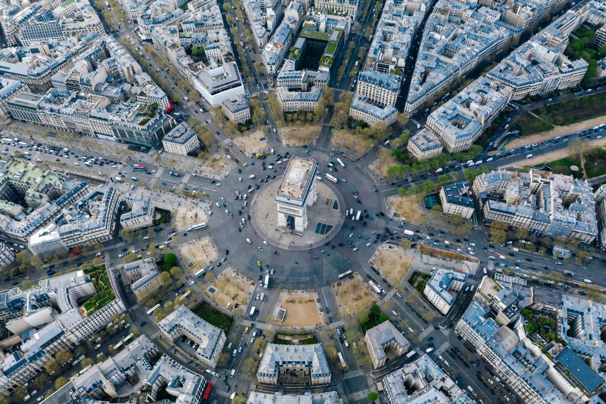 1. 8th Arrondissement – Élysée by Mikhail Nilov from Pexels