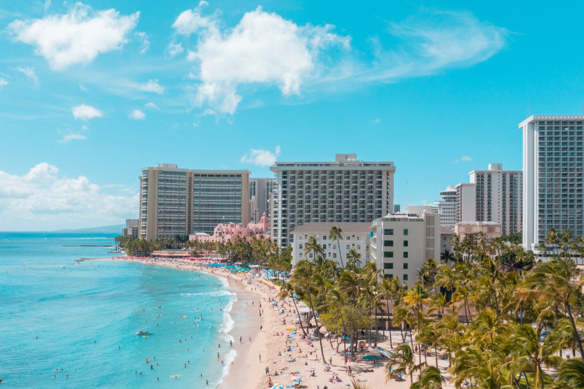 23. Waikiki Beach, Hawaii, USA by Jess Loiterton from Pexels 