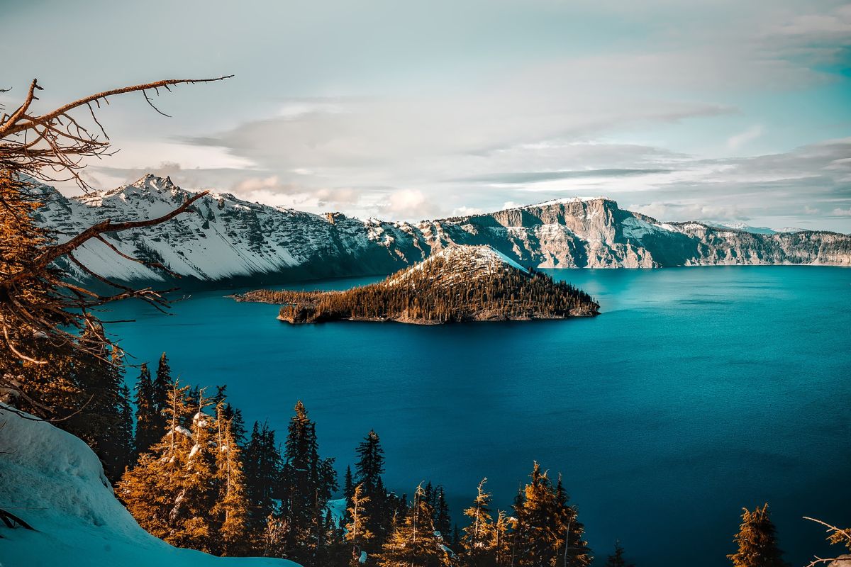 1. Crater Lake, Oregon by 12019 from pixabay