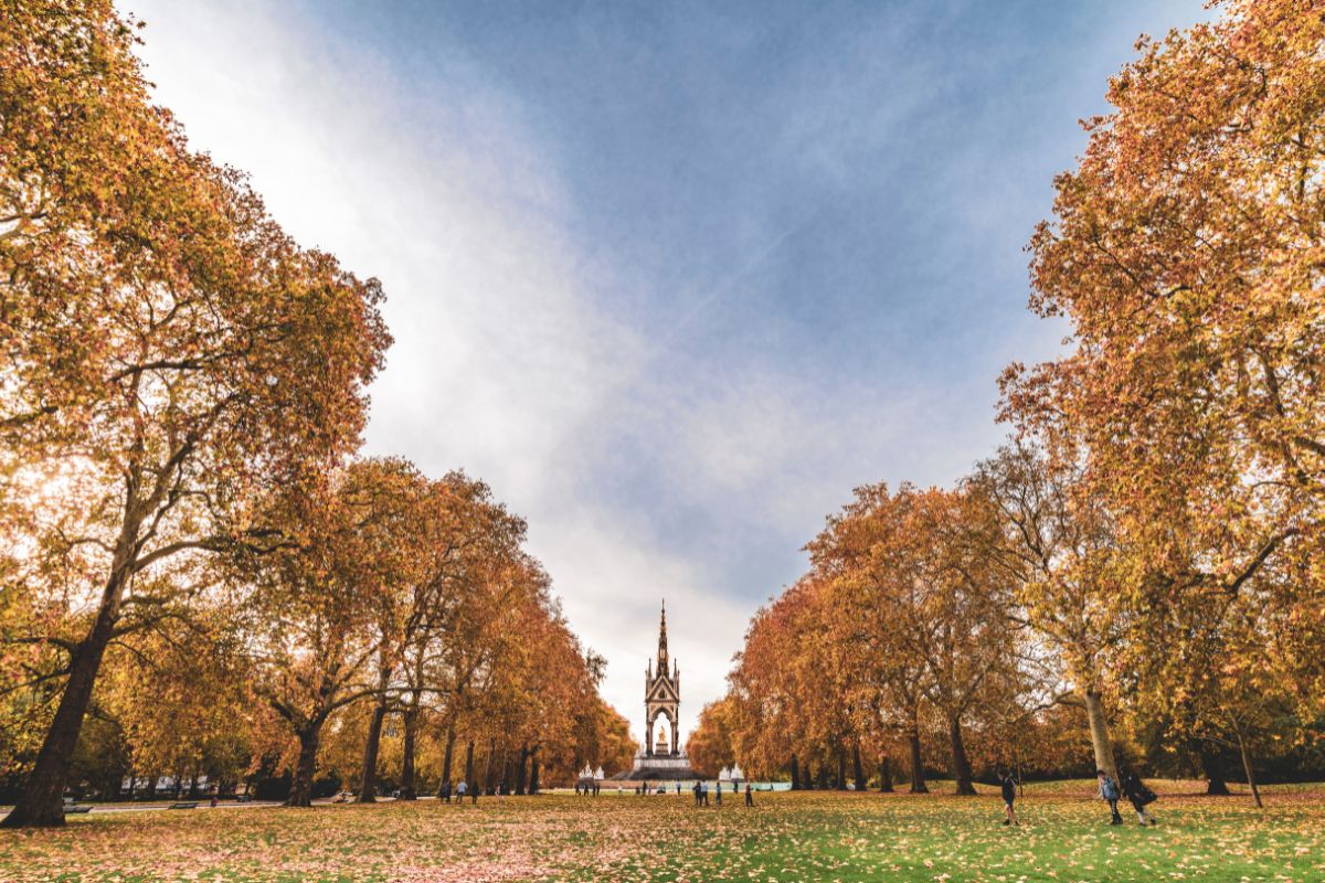 4. Hyde Park by Samuel Sweet from Pexels 