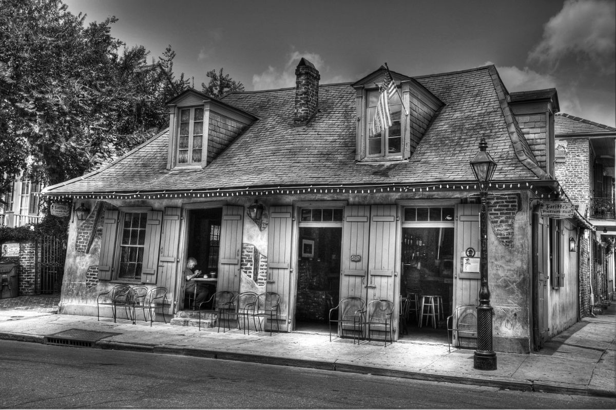 9 Jean Lafitte’s Blacksmith Shop Bar