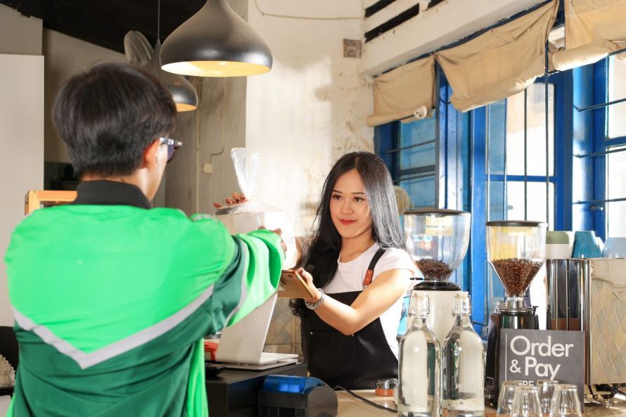 8 person ordering coffee cafe 